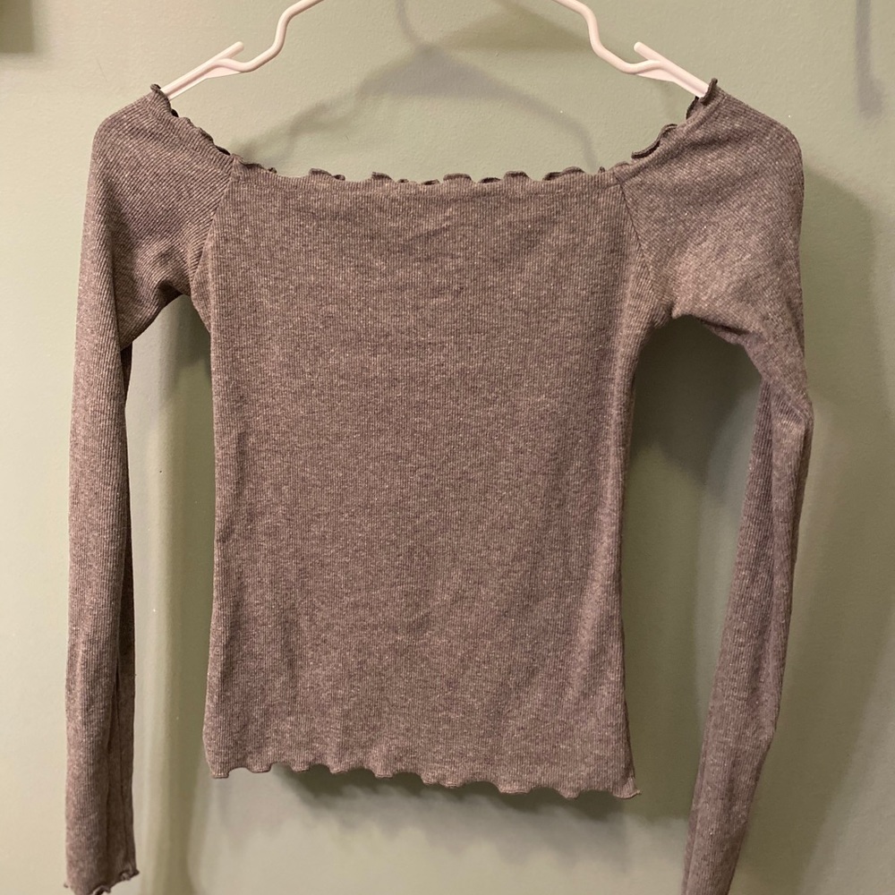 Right gray hollister long sleeve crop top